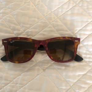 **Authentic tortoiseshell Ray-Ban Wayfarers. 🕶